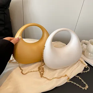 Bolsos modernos de acrílico en amarillo y blanco con elegantes asas circulares y cadenas