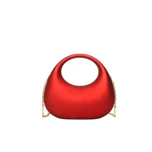 Bolso de mano moderno de acrílico rojo con asa integrada y cadena dorada para mujer