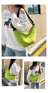 Foto de estilo de vida de un bolso bandolera verde lima en forma de media luna para mujer