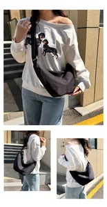 Bolso media luna negro de gran capacidad, bandolera y al hombro para estudiantes.