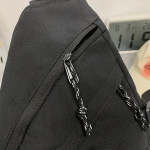 Detail einer schwarzen Retro-Umhängetasche mit geflochtenem Reißverschluss-Abzieher