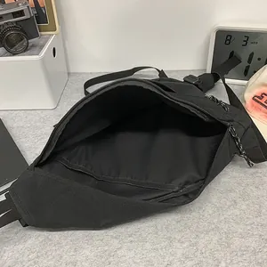 Schwarze einfarbige Retro-Umhängetasche mit geräumigem Innenfach und Innentasche
