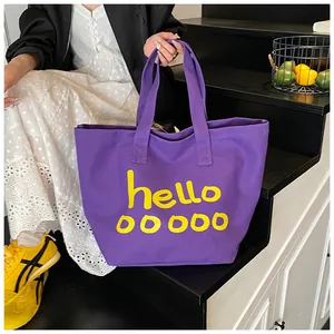 Bolso tote de lona violeta con estampado hello amarillo para el uso diario chic.
