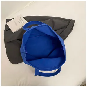 Vista interior del espacioso bolso tote de lona azul grande para viajes y desplazamientos