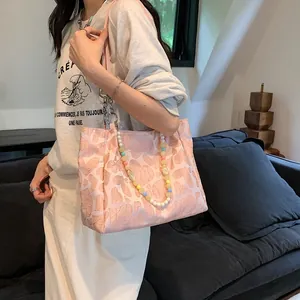 Sweet pink tote bag with heart pattern and colorful beaded chain strap for women's daily use
