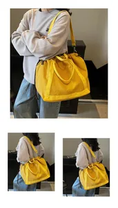 Gele nylon tas met trekkoord, getoond in drie hoeken voor schouder- en crossbodygebruik.
