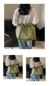 Achteraanzicht van een olijfgroene nylon tas met trekkoord gedragen door een model binnen