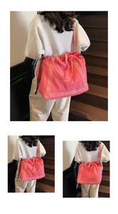 Achteraanzicht van een model met een levendige roze nylon tas met trekkoord voor vrije tijd