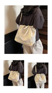 Gedetailleerd overzicht van beige nylon bucket bag met trekkoord op de schouder