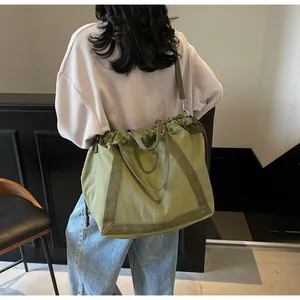 Casual groene nylon crossbodytas met trekkoord, getoond gedragen door een model
