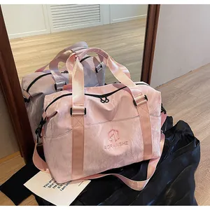 Vista dettagliata della borsa da viaggio rosa alla moda per lo sport e il fitness da donna