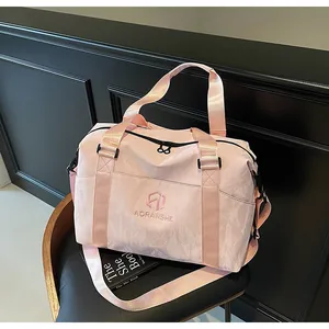 Dettaglio della borsa da viaggio rosa marmorizzata con logo AORANSHE e dettagli neri.
