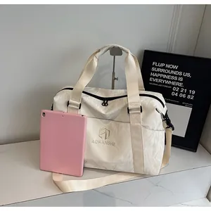 Borsa da viaggio bianca capiente per donna con un tablet rosa per riferimento taglia.