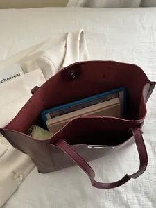 Vue intérieure d'un sac cabas en cuir bordeaux montrant sa grande capacité de rangement