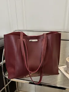 Vue détaillée du grand sac cabas bordeaux en similicuir souple avec accent métallique