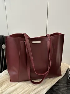Grand sac cabas rétro bordeaux en similicuir souple pour l'usage quotidien des femmes