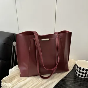 Grand sac fourre-tout vintage en cuir souple bordeaux pour les sorties quotidiennes