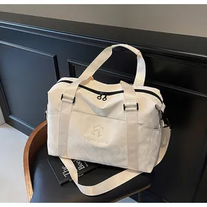 Vista dettagliata della borsa da viaggio crema AORANSHE con logo e trama del tessuto