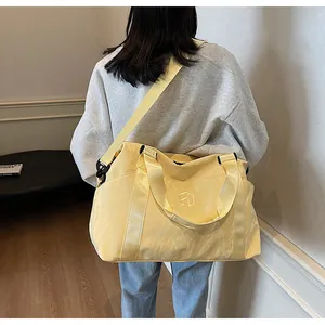 Elegante borsa da viaggio gialla ad alta capacità portata a spalla per fitness e sport