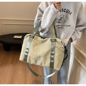 Dettaglio di una borsa da viaggio beige capiente per lo sport e il fitness donna