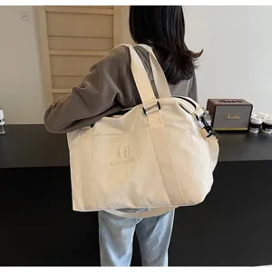 Borsone bianco elegante di grande capacità per fitness e viaggi brevi indossato a spalla