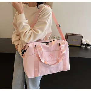Vista dettagliata di un'elegante borsa da viaggio rosa ad alta capacità su una modella