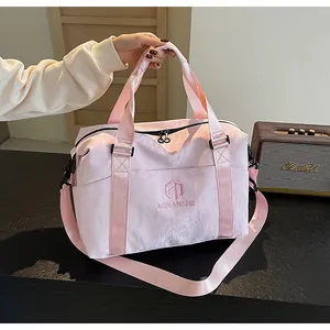 Borsone da viaggio leggero rosa con logo ricamato mostrato in un contesto lifestyle