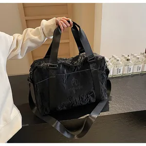 Vista dettagliata di un'elegante borsa da viaggio nera con il marchio AORANSHE