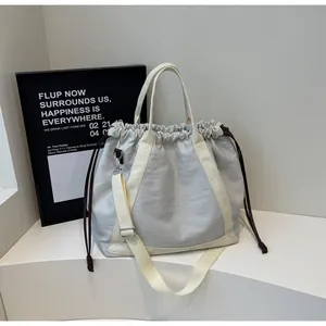 Minimalistische lichtgrijze nylon crossbodytas met trekkoord voor dagelijks gebruik