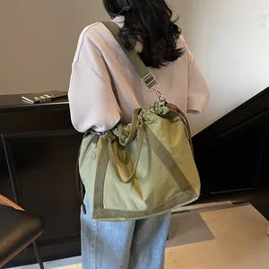 Casual groene nylon crossbodytas met trekkoord voor buitenactiviteiten en reizen
