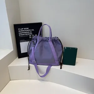 Minimalistische paarse nylon crossbodytas met trekkoord voor sport en vrije tijd
