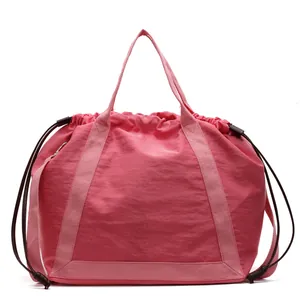 Stijlvolle roze nylon crossbodytas met trekkoord voor sport en buitenactiviteiten