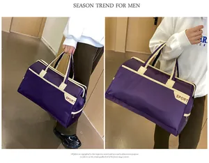 Große violette wasserdichte Reisetasche in einer Lifestyle-Szene für Sport und Kurztrips