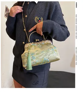 Detailansicht einer bestickten Abendtasche im chinesischen Stil mit grünem Quasten-Anhänger.