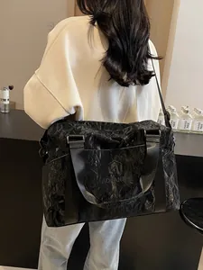Grande borsa da viaggio nera alla moda per donna con esclusiva finitura testurizzata