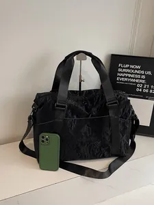 Borsa da viaggio nera a grande capacità con trama stropicciata per fitness e sport