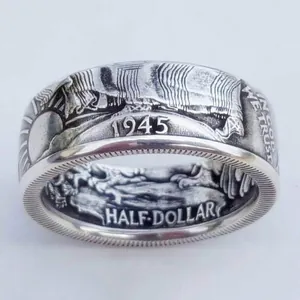 Detailansicht eines antiken 1945 Half-Dollar-Münzrings mit silberner Vintage-Oberfläche.