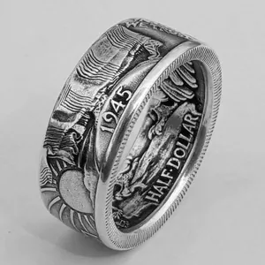 Detailansicht eines 1945 Liberty Walking Half Dollar Münzrings in Vintage-Silber