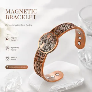 Detailansicht eines Kupfer-Magnetarmbands mit keltischen Knotenmustern