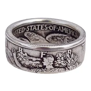 Antiker Morgan-Dollar-Münzring mit graviertem Schriftzug United States of America.