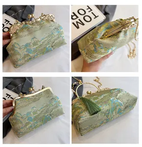 Vier Ansichten einer chinesisch bestickten Abendtasche mit Goldverschluss und Quaste