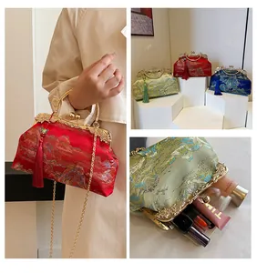 Detailansicht der bestickten chinesischen Abendtaschen mit eleganter Metallkette und Quaste