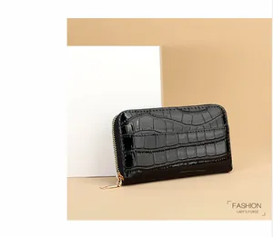 Elegante schwarze Damen-Clutch mit Krokodilmuster und goldenem Reißverschluss