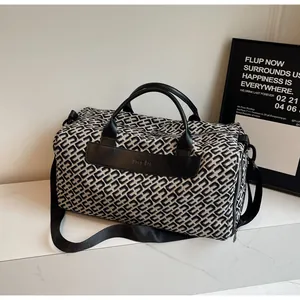 Détail de sac de voyage grande capacité à motif géométrique avec poignées