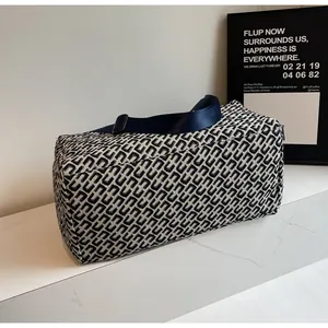 Grand sac de voyage moderne à motifs géométriques avec bandoulière bleu marine