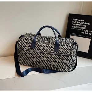 Grand sac de voyage avec motif géométrique élégant sur un comptoir en marbre