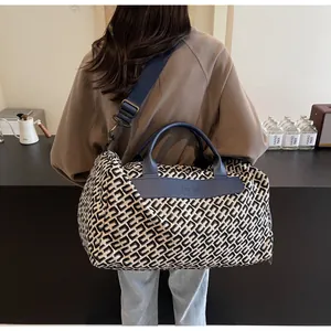 Sac de voyage grande capacité à motifs géométriques et sangles bleu marine sur modèle