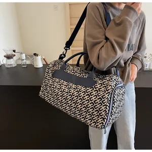 Détail d'un sac de voyage grande capacité pour femme avec motif géométrique bleu
