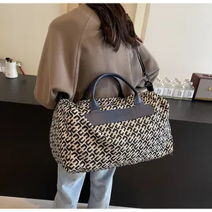 Grand sac de voyage pour femme avec motif géométrique porté à l'épaule pour le style