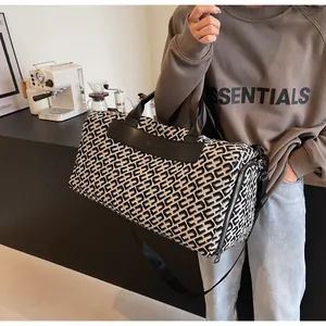 Sac de voyage de grande capacité pour femmes avec motif géométrique en situation